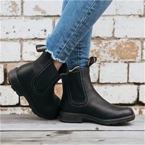 Blundstone high top boots in black